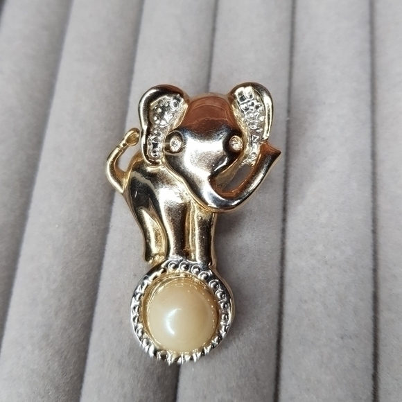 Vintage elephant on a ball brooch pin pendant. Adorable! - Picture 3 of 6